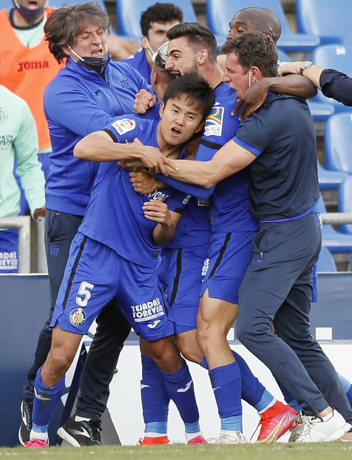 レバンテ戦の後半、決勝ゴールを決め祝福されるヘタフェの久保建英（手前左）（共同）