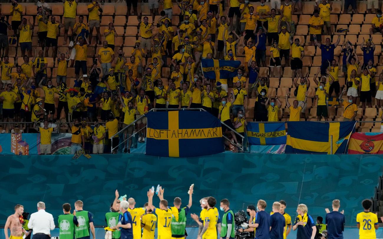試合後、サポーターにあいさつするスウェーデン代表の選手ら（ロイター）