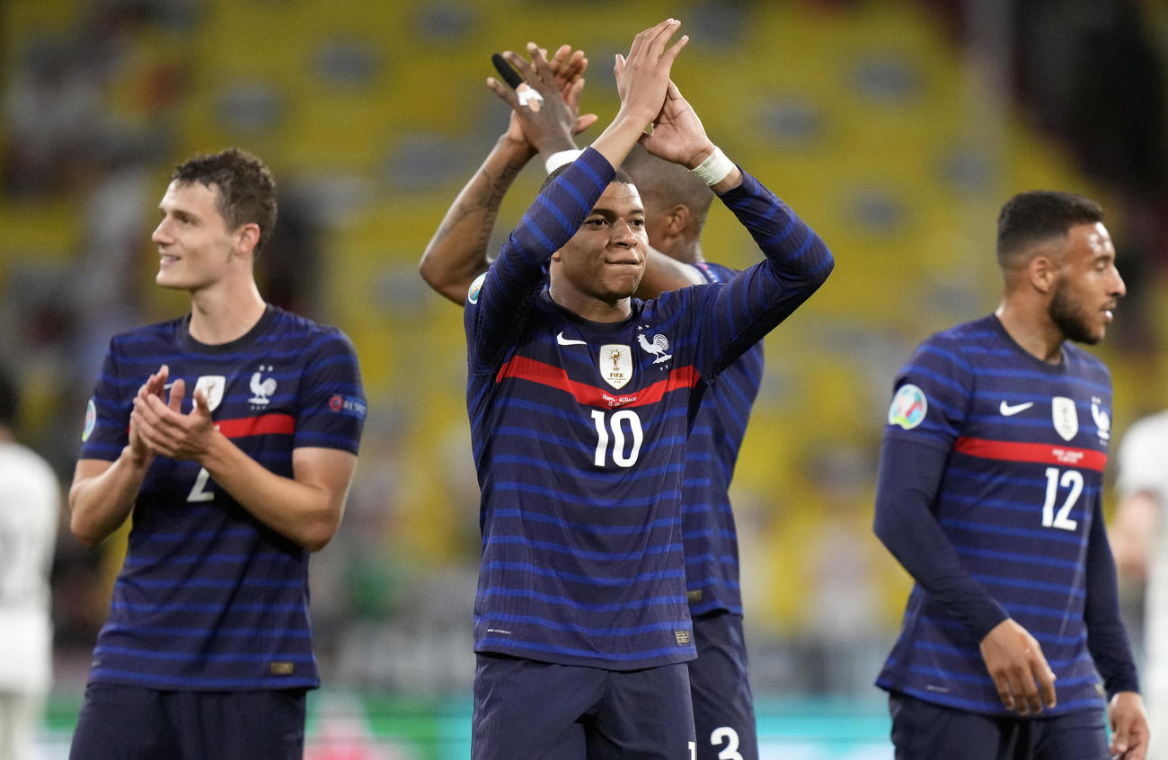 試合後、ファンの声援に応えるFWエムバペらフランスの選手たち（AP）
