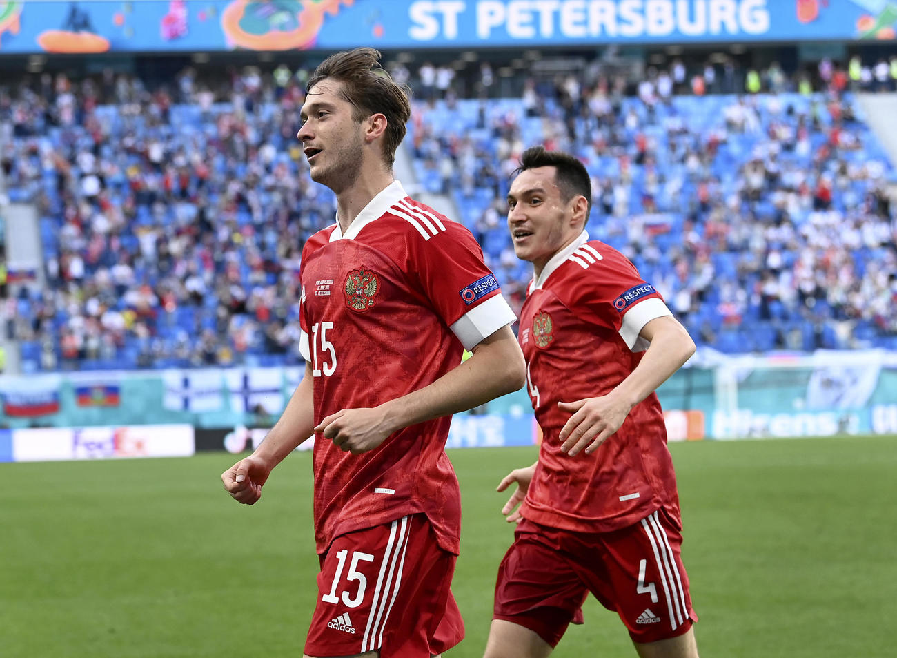 前半ロスタイム、先制点を決めたロシアMFミランチュク（左）（AP）