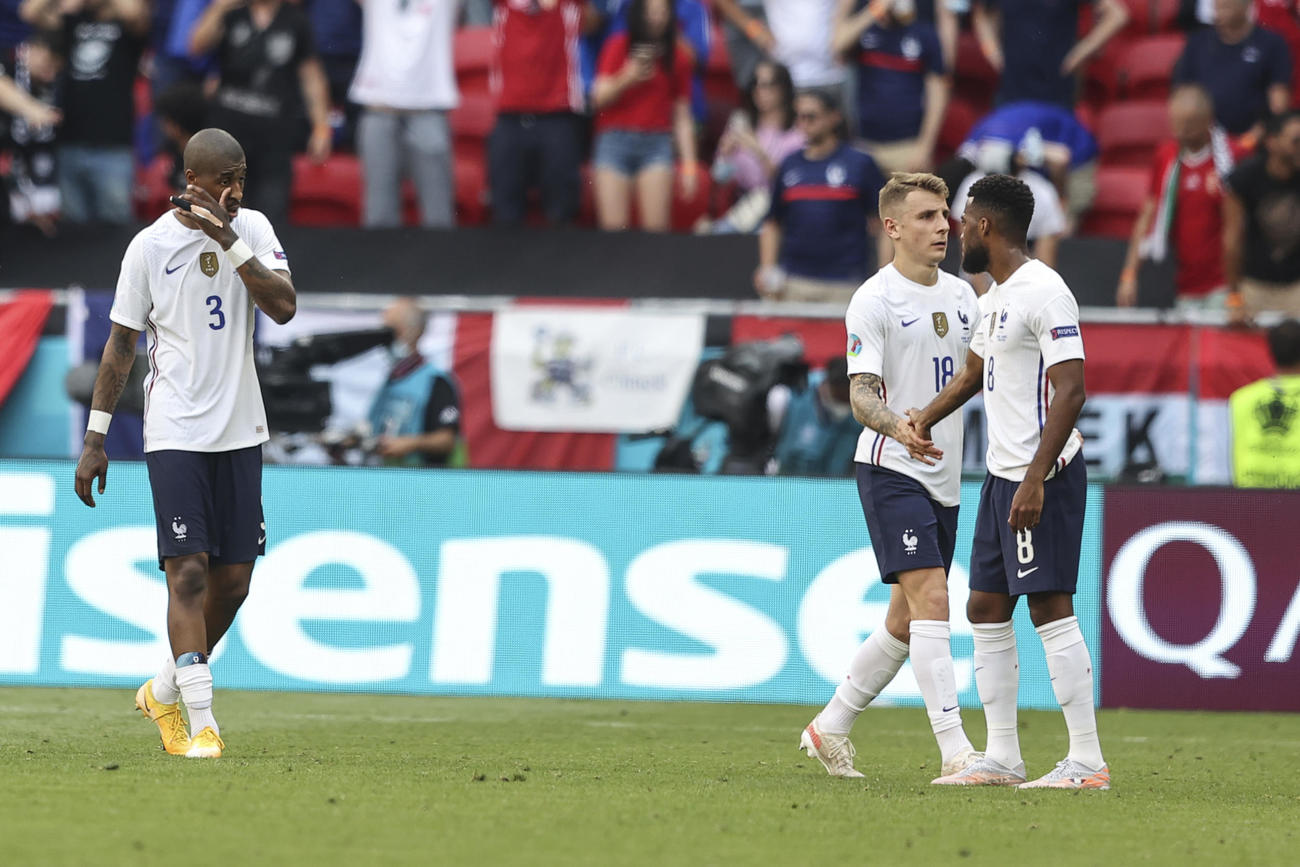 試合後、さえない表情のDFキンペンベ（左）らフランスの選手たち（AP）