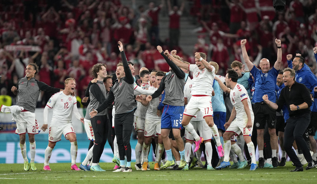 ロシアに勝利したデンマーク選手ら（AP）