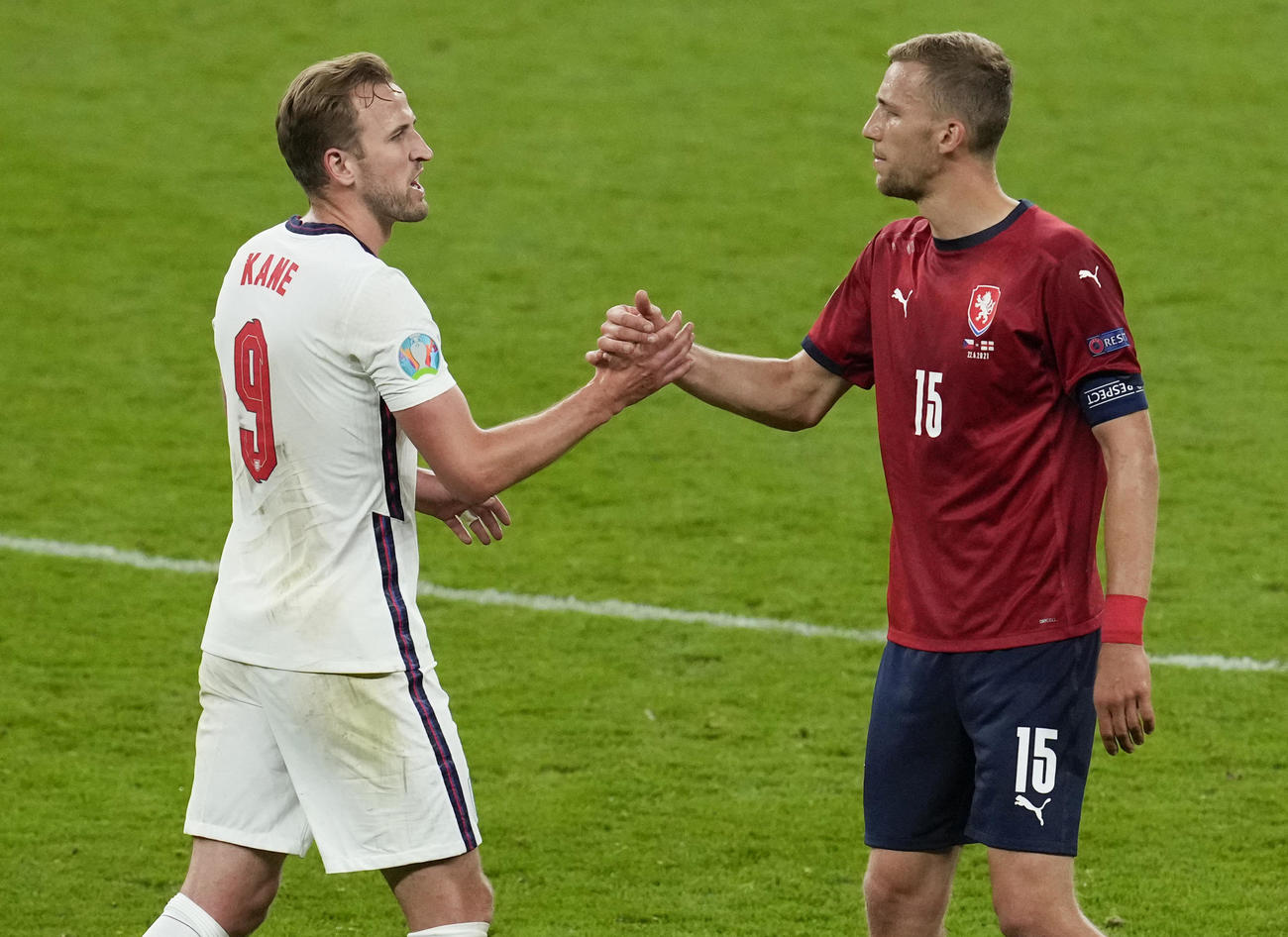 試合後、チェコMFソウチェク（右）と握手するイングランドFWケーン（AP）