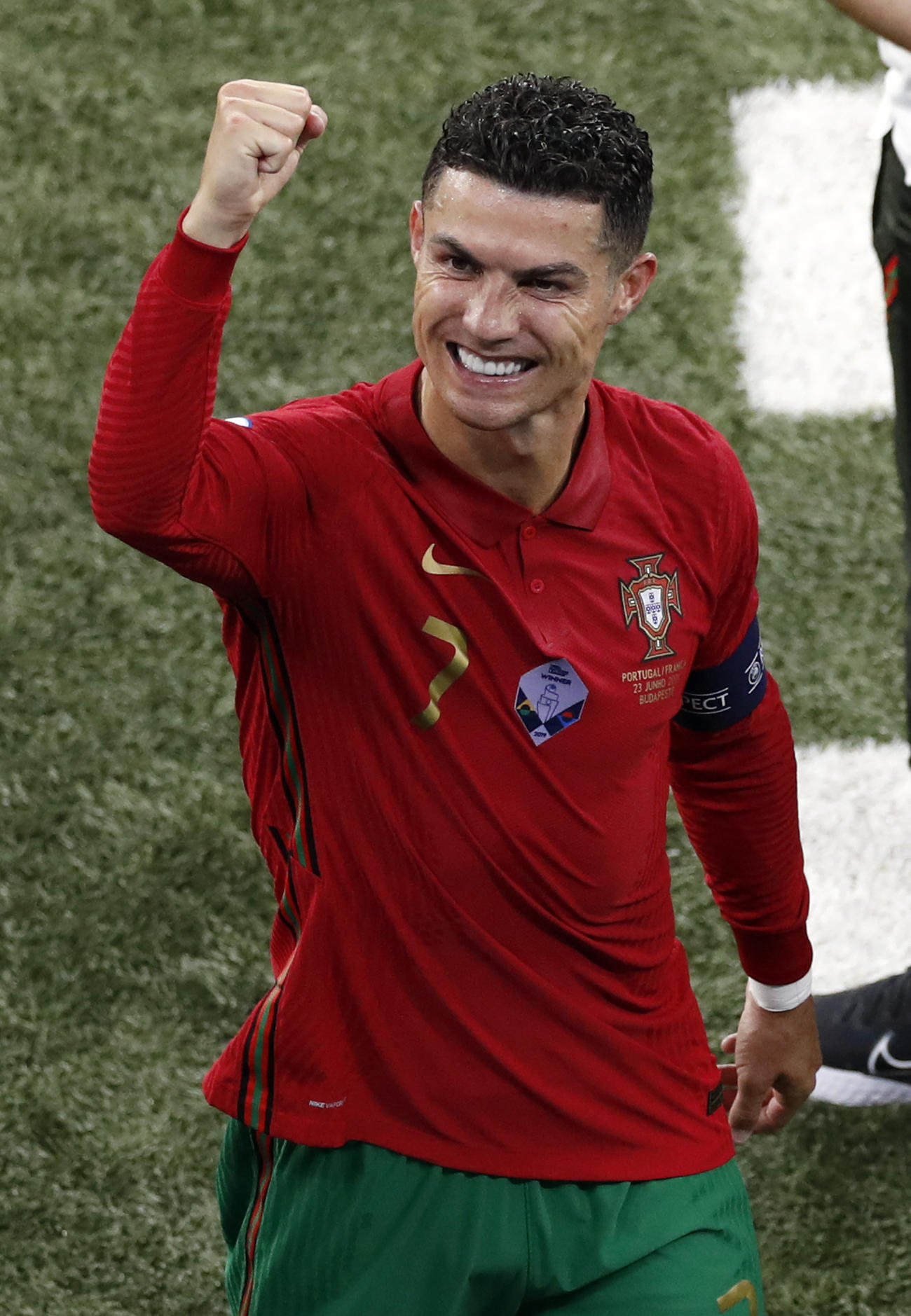 試合後、ガッツポーズするポルトガルFWロナウド（AP）