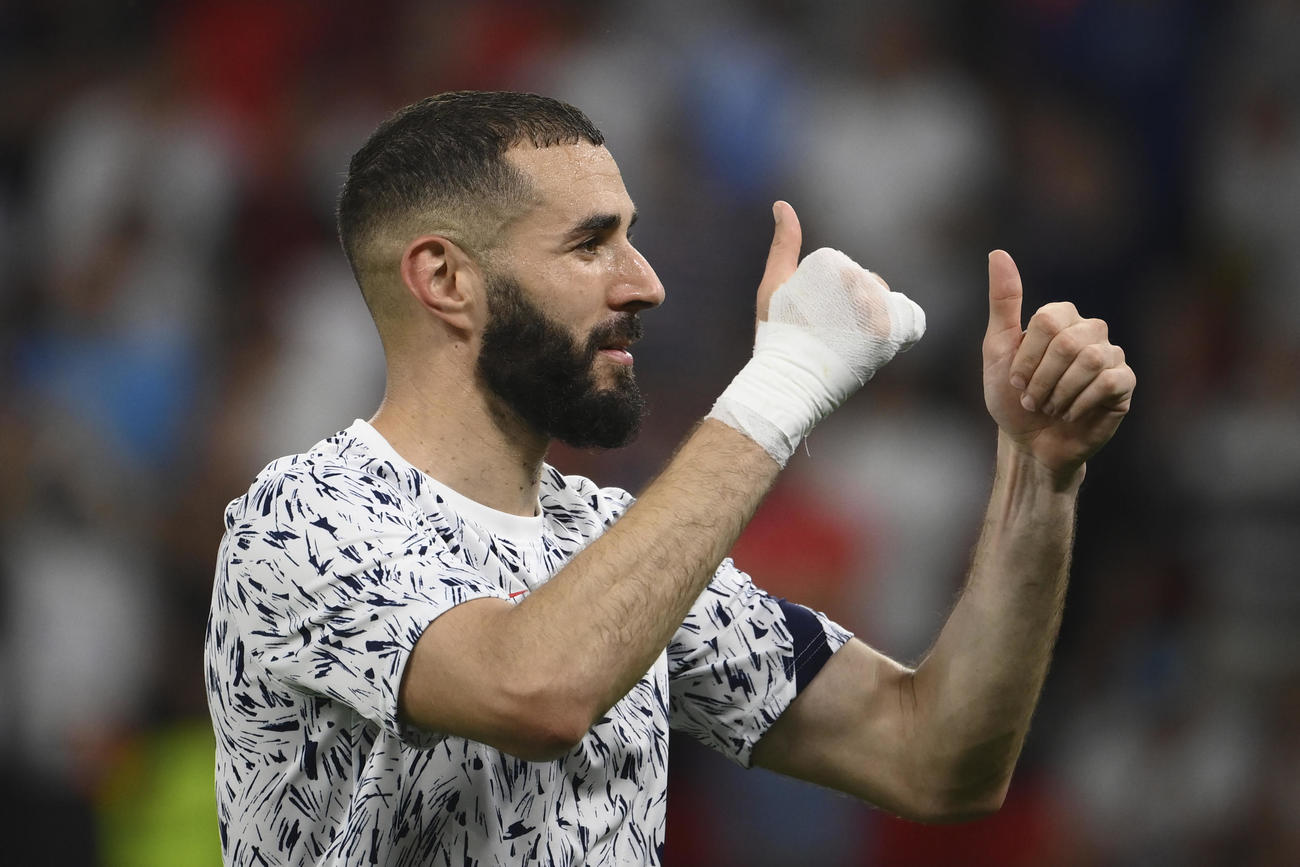 試合後、ファンの声援に応えるフランスFWベンゼマ（AP）