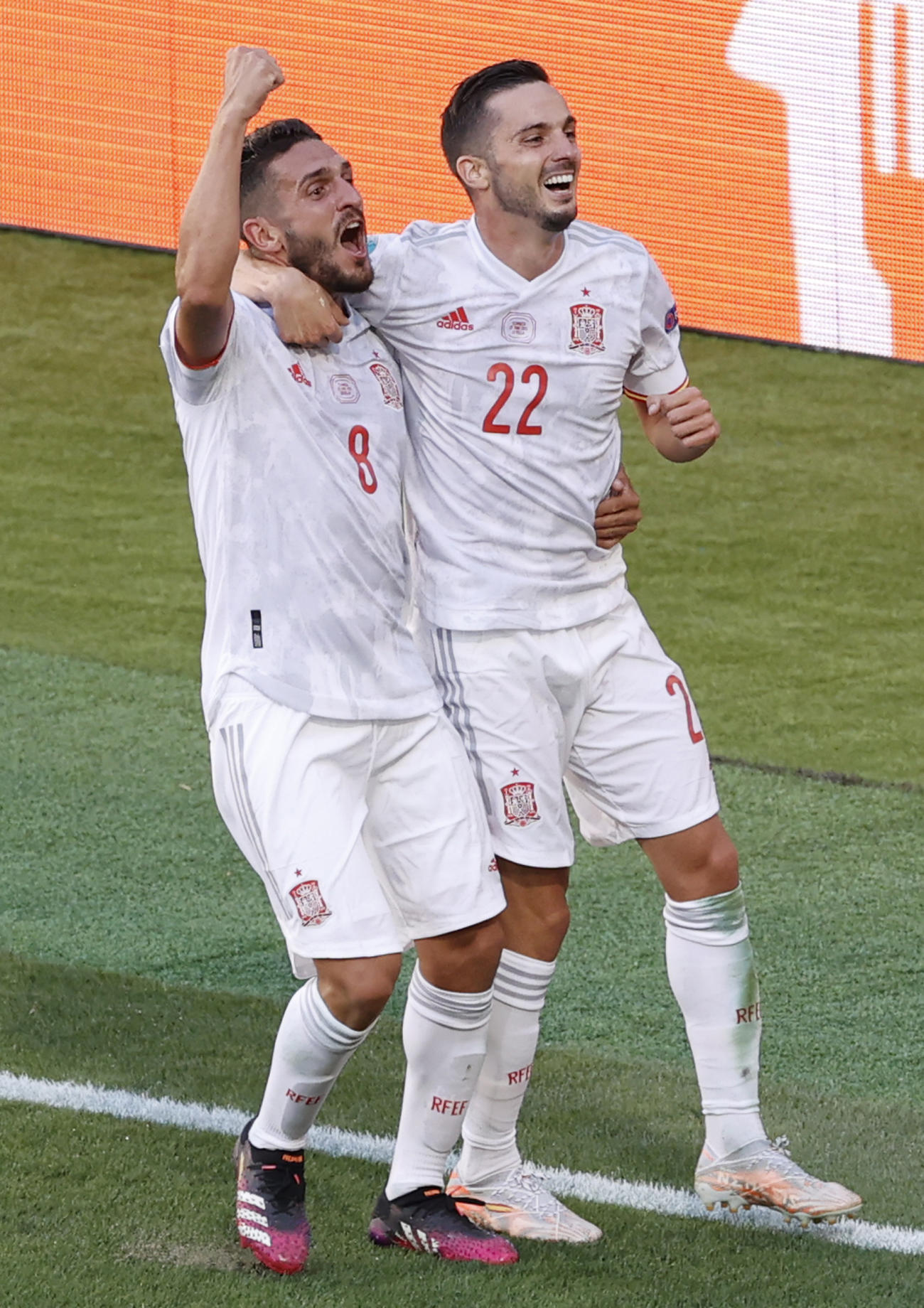 後半11分、チーム3点目を挙げMFコケ（左）に祝福されるスペインMFサラビア（AP）