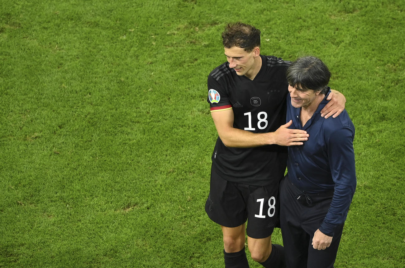 試合後、ドイツのレーウ監督（右）と抱き合う同点ゴールを挙げたMFゴレツカ（AP）