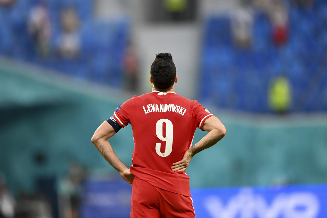 試合後、天を仰ぐポーランドFWレバンドフスキ（AP）