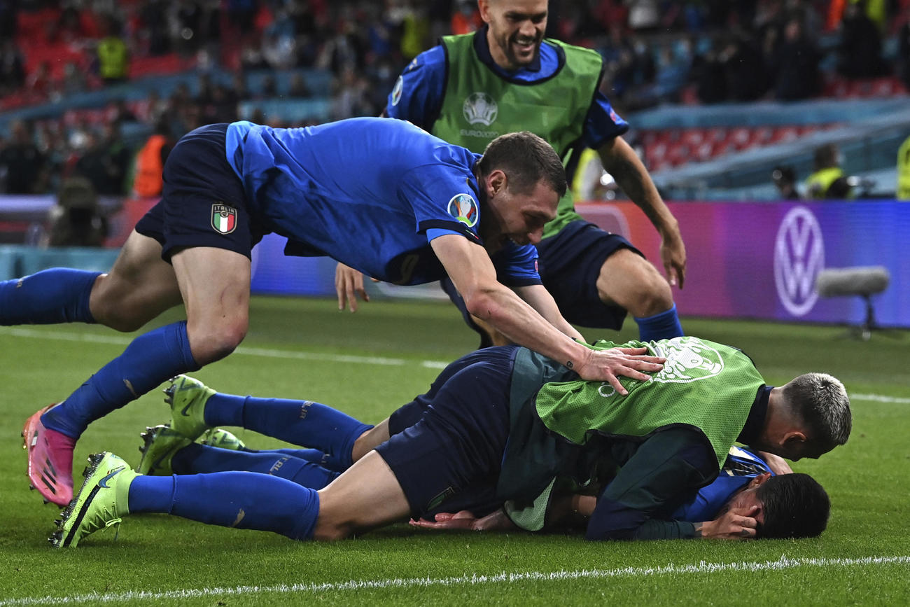 延長前半ロスタイム、チーム2点目を挙げ祝福されるイタリアMFペッシーナ（下）（AP）