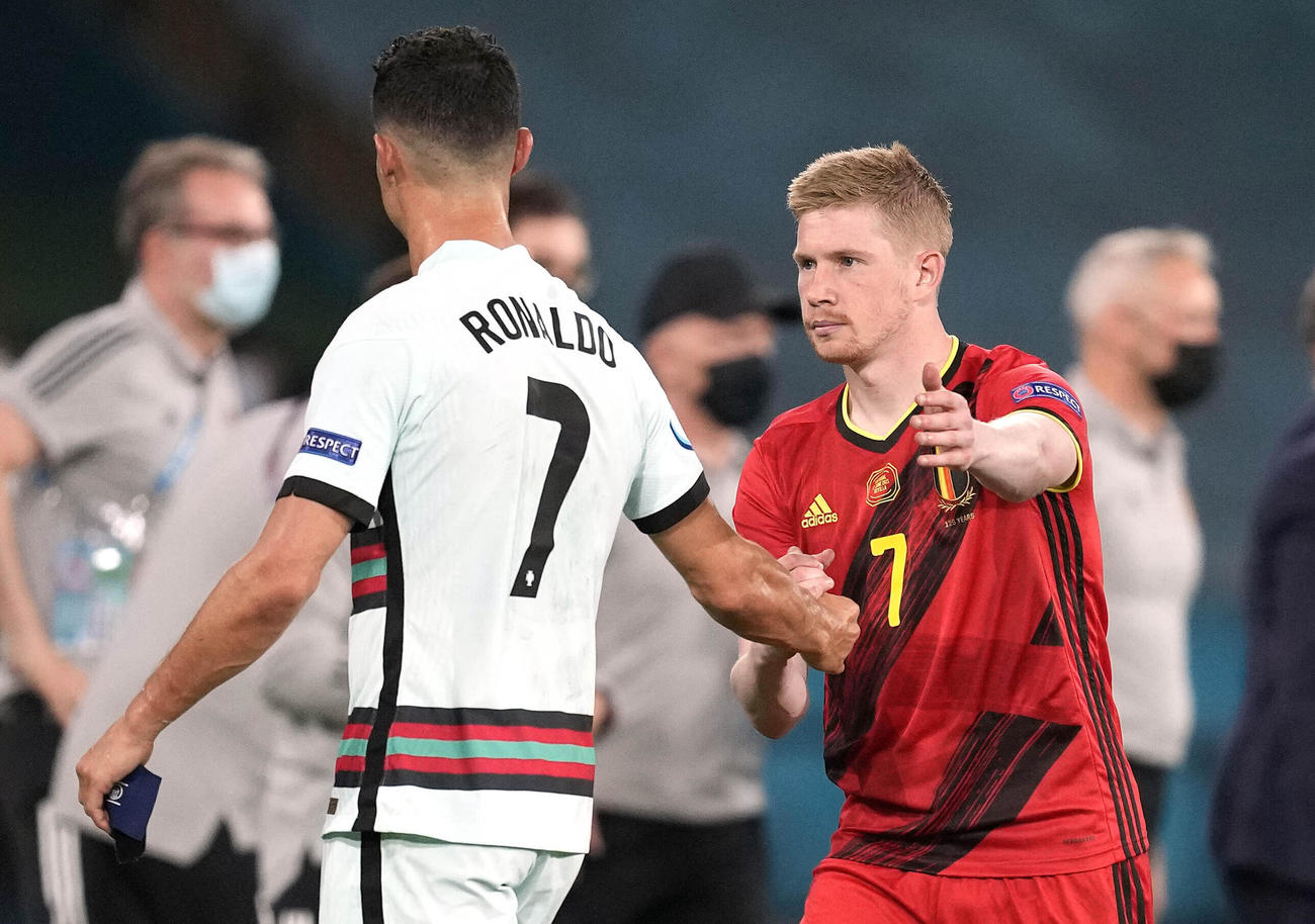 試合に勝利したベルギー・デブルイネ（右）とポルトガル・ロナウド（AP）