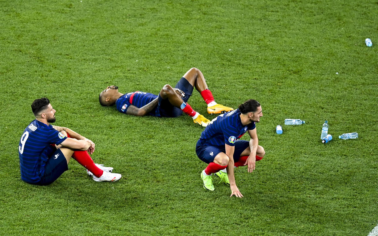 スイスに敗れ座り込むフランス代表の選手たち（AP）