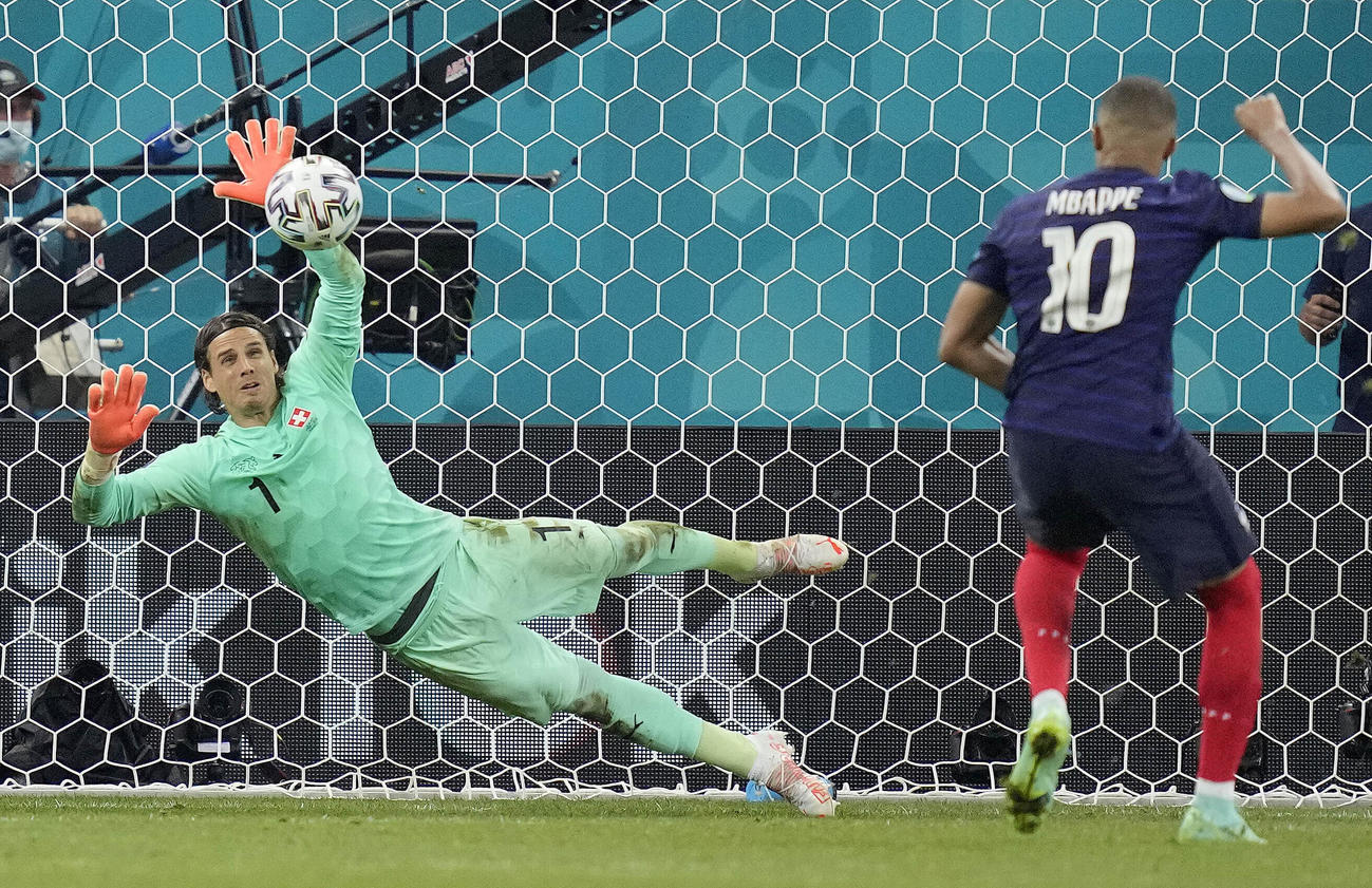 フランス・エムバペのPKを止めるスイスGKゾマー（AP)