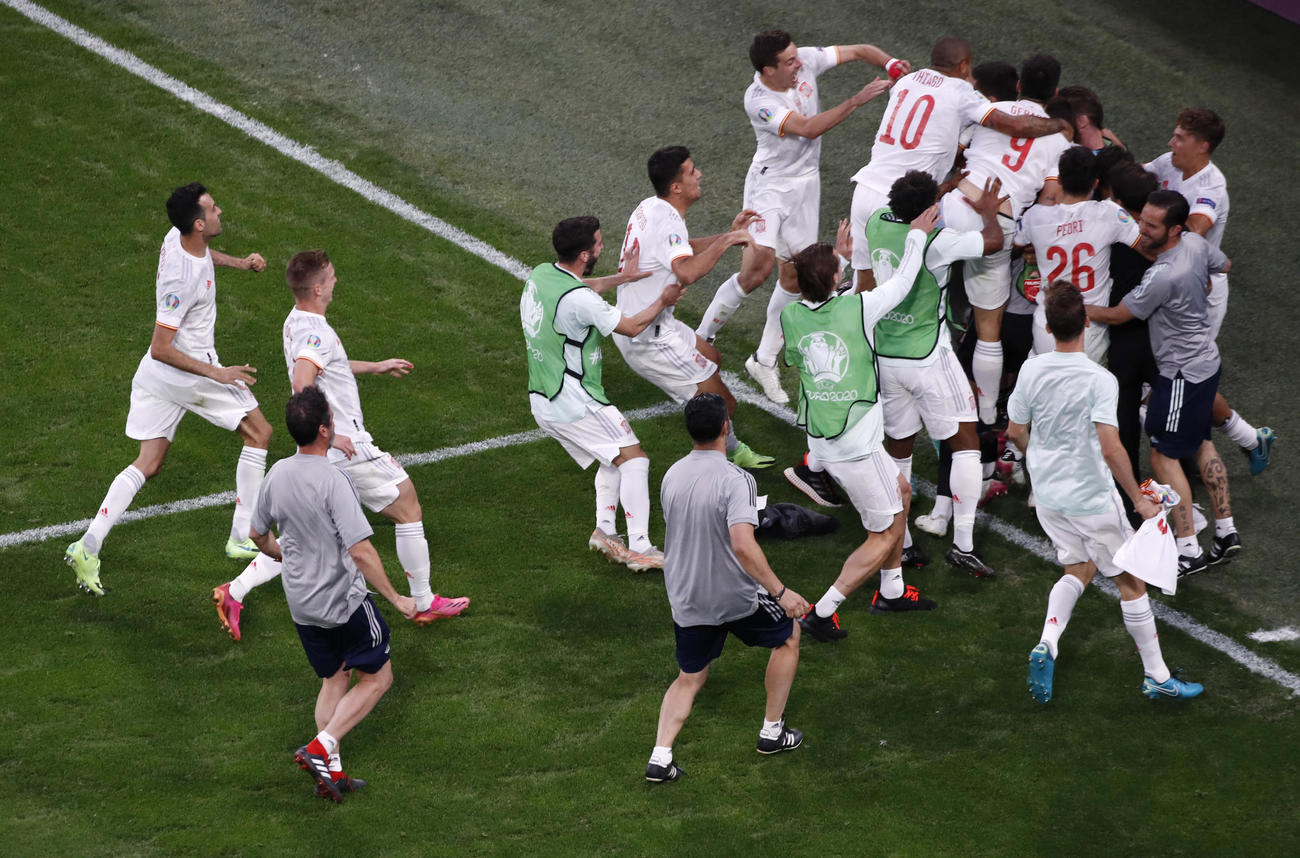 勝利を喜ぶスペインイレブン（AP）