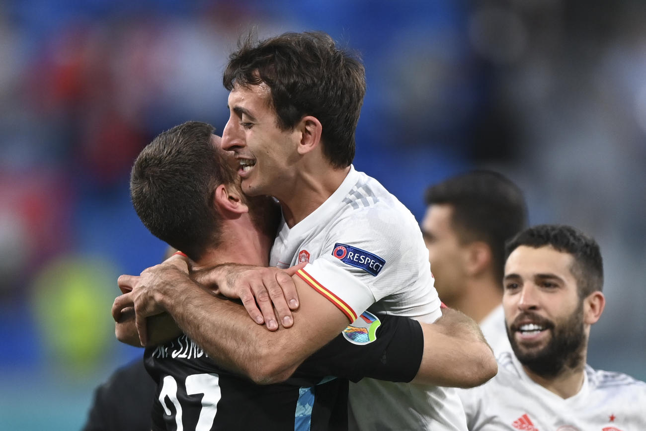 抱き合って勝利を喜ぶスペインのGKウナイ・シモン（左）とMFオヤルサバル（AP）
