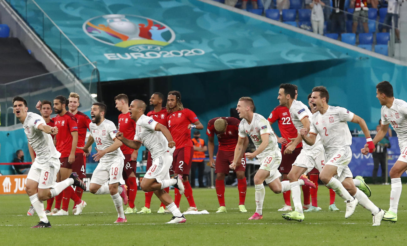 PK戦に勝利し駆け出すスペインイレブン。後方はぼう然とするベルギーイレブン（AP）
