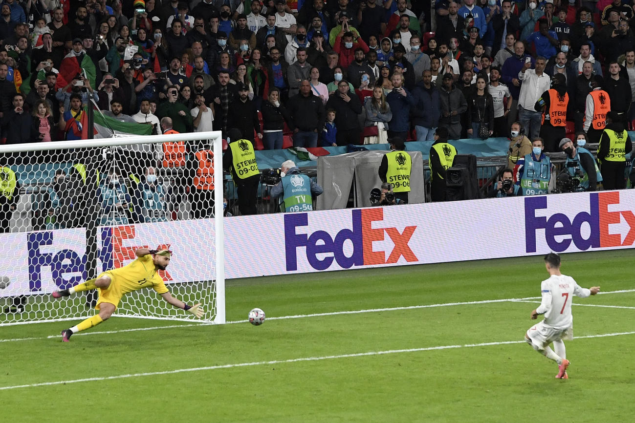 スペインFWモラタのPKを止めるイタリアGKドンナルンマ（AP）