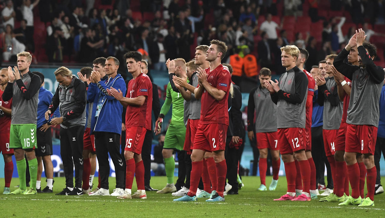 試合後、声援に応えるデンマークイレブン（AP）