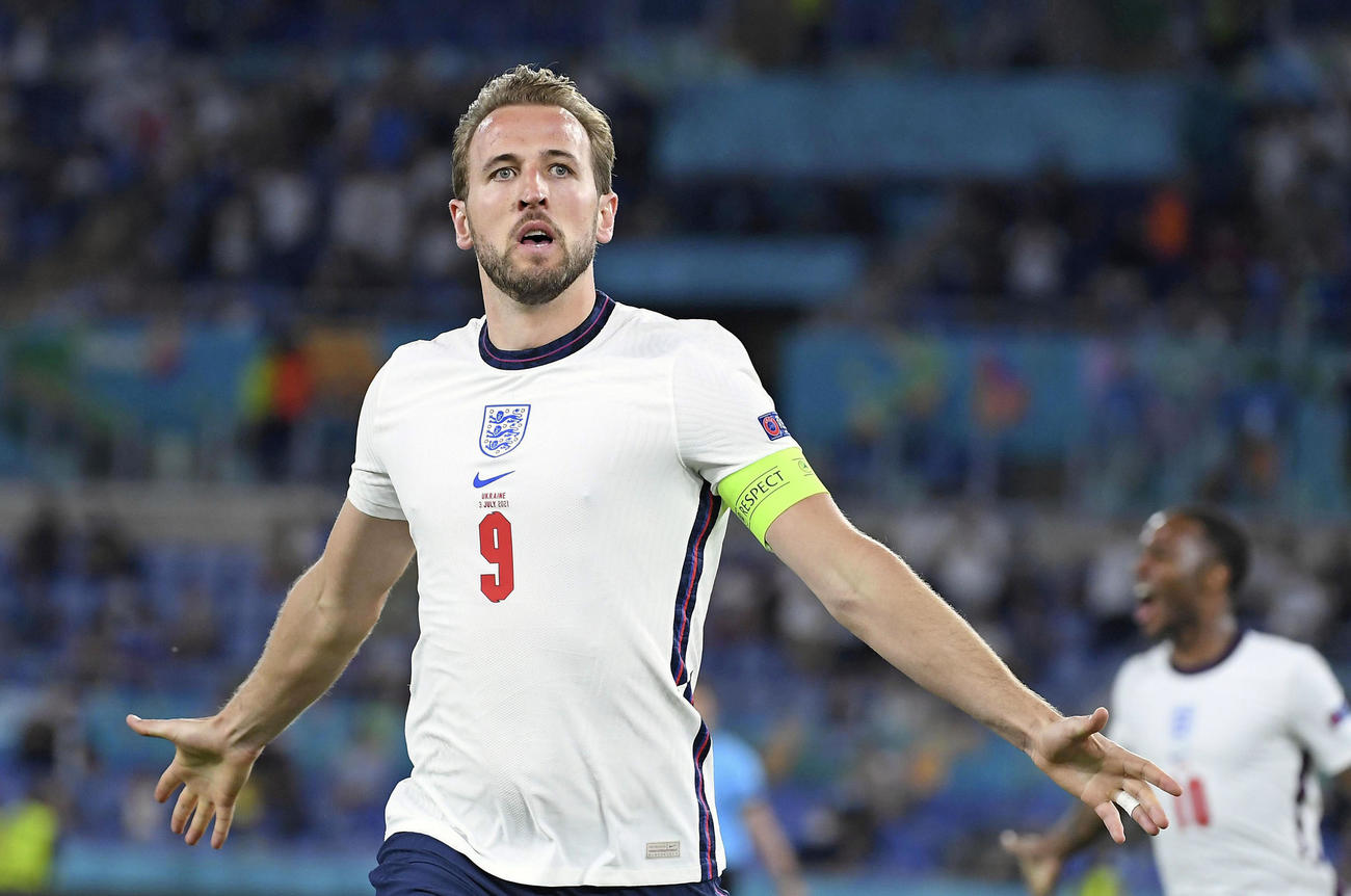 4日、準々決勝のウクライナ戦で、自身2点目のゴールを決め、駆けだすイングランドのケーン（AP＝共同）