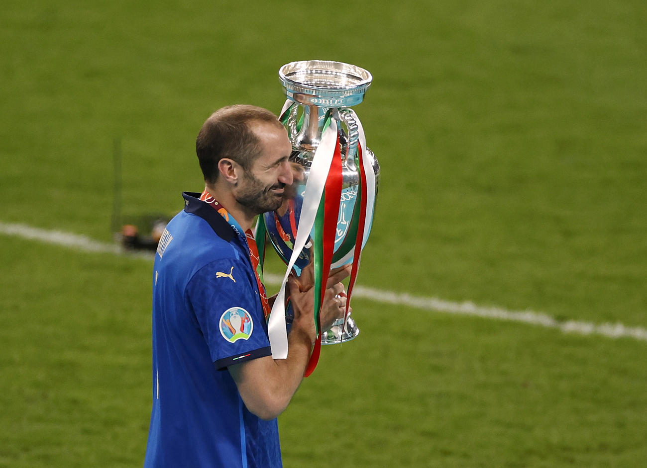 優勝トロフィーにキスするイタリア代表DFキエリーニ（ロイター）