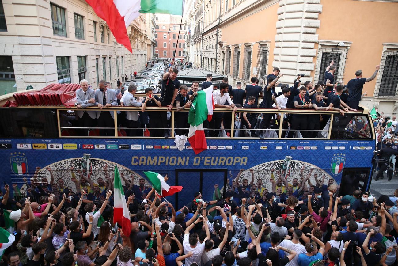 欧州選手権を制したイタリア代表はローマの街をバスで凱旋パレード（ロイター）