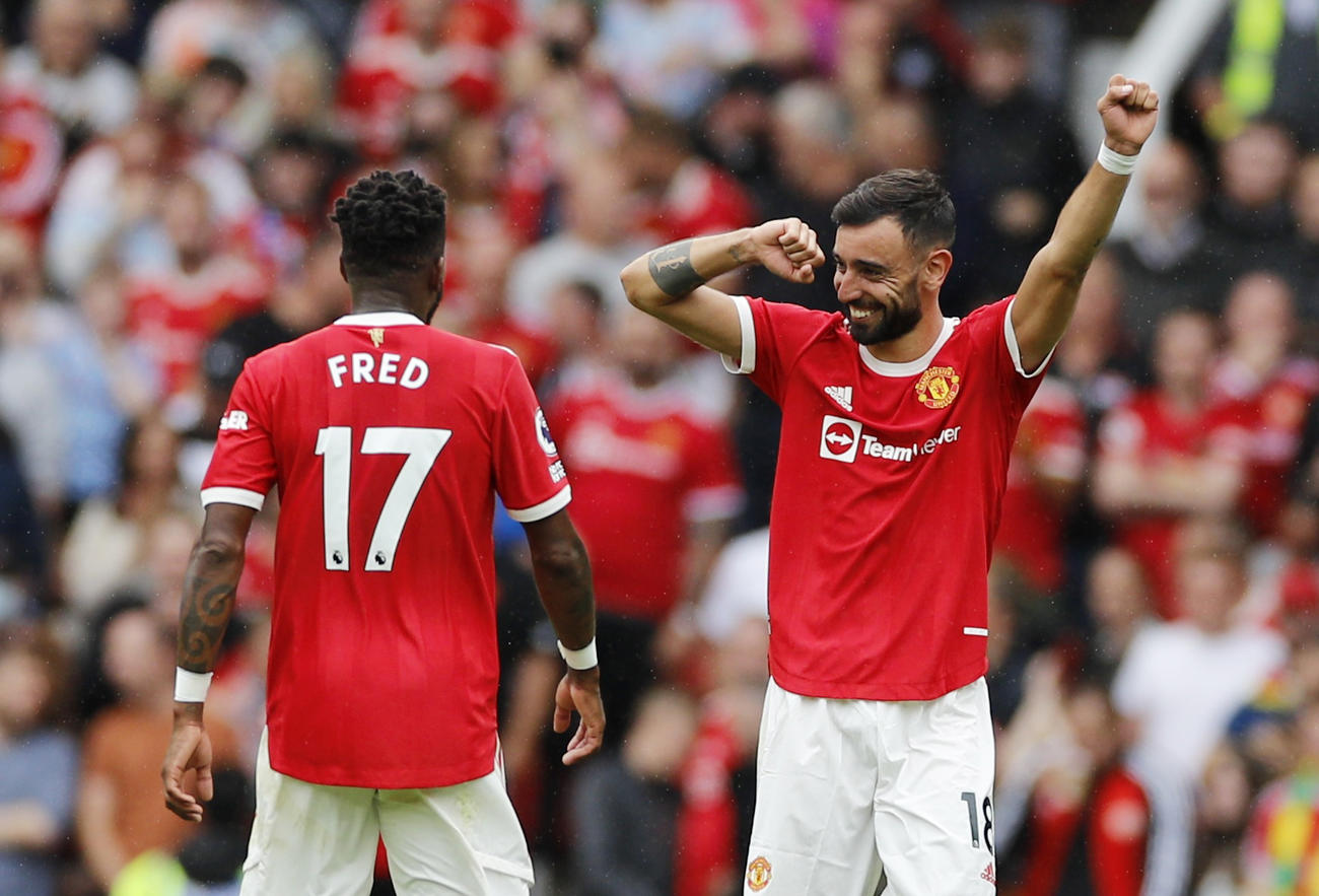 ハットトリック達成で喜ぶマンチェスター・ユナイテッドのフェルナンデス（右＝ロイター）