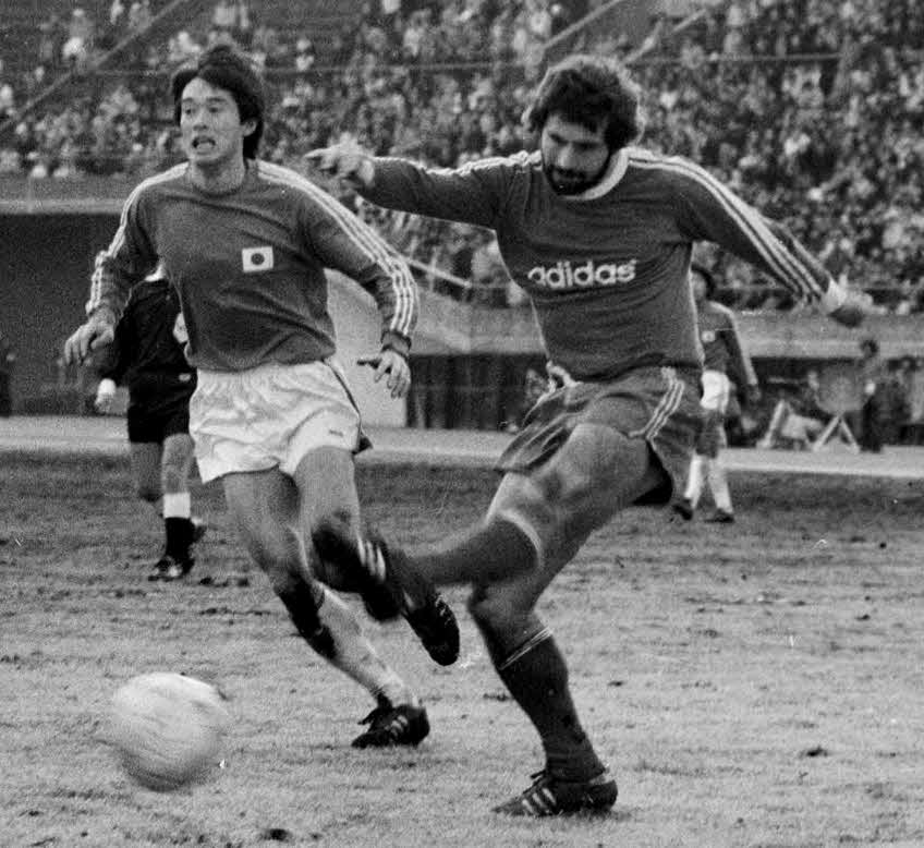 75年1月、親善試合でシュートを放つバイエルン・ミュンヘンのゲルト・ミュラー氏