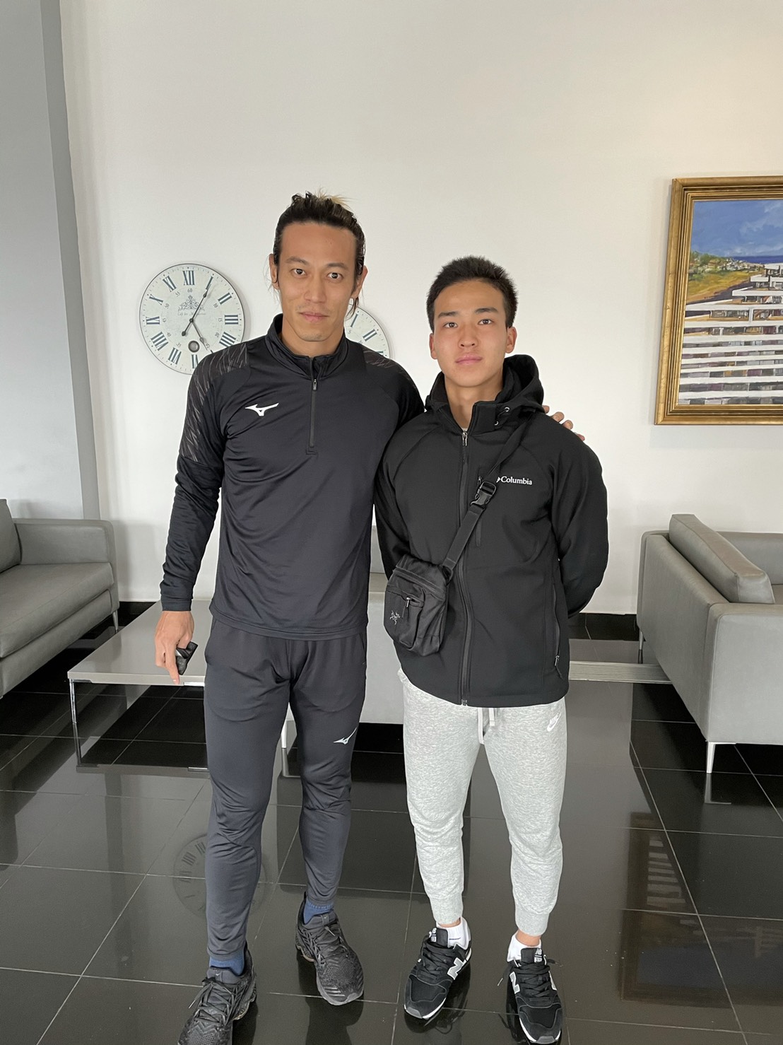 ポルトガルのポルティモネンセで同じ日に入団会見に臨み、本田圭佑（左）と写真に納まる広沢（本人提供）