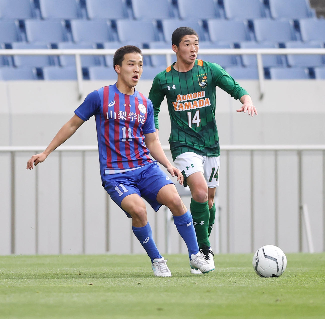 1月、全国高校サッカー選手権決勝の青森山田戦で、競り合う山梨学院・広沢