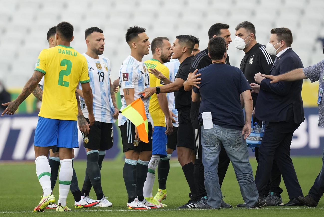 試合が打ち切りとなるブラジル－アルゼンチン戦（AP）