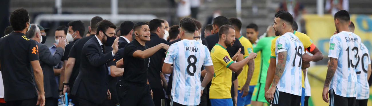 ブラジル－アルゼンチン戦で、アルゼンチン選手の隔離義務違反で保健当局が介入し、当局職員と選手がピッチ上に集まる（ロイター）