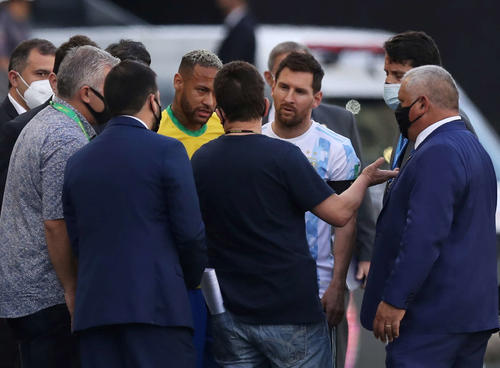 メッシ怒 なぜだ 試合開始５分後ピッチに保健当局 コロナ対策違反で中止 海外サッカー写真ニュース 日刊スポーツ
