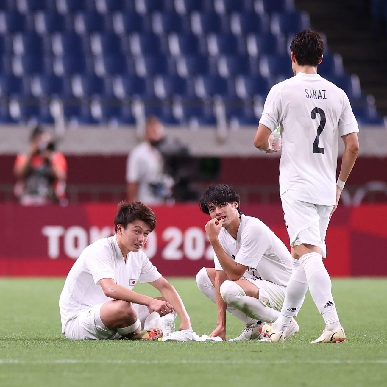 東京五輪3位決定戦　メキシコに敗れメダルを逃してピッチに座り込む、左から上田、三笘。右は酒井（21年8月6日撮影）