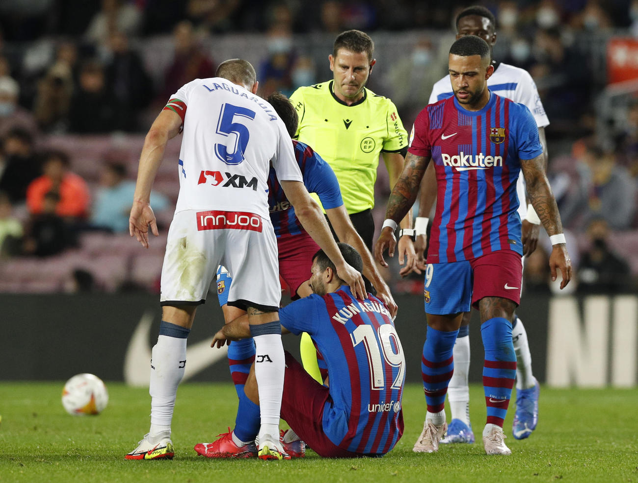 ピッチに座り込むアグエロ（ロイター）