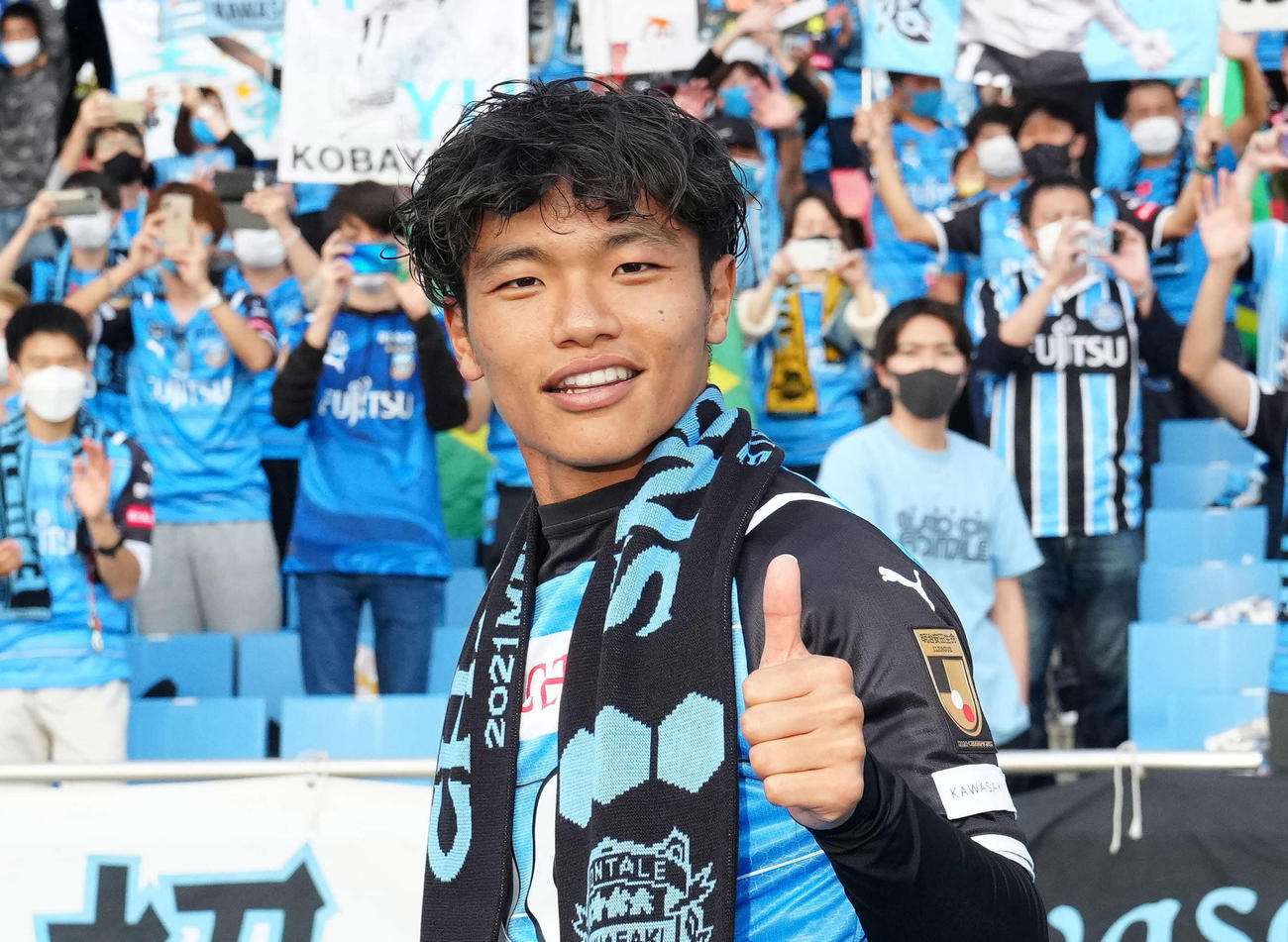 川崎F対浦和　優勝を決めサムアップポーズの川崎F旗手（撮影・江口和貴）