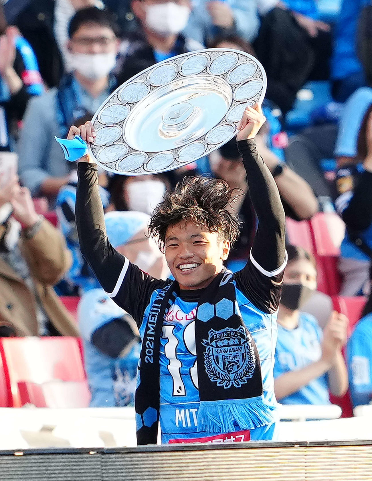 川崎F対浦和　優勝シャ－レを掲げる川崎F旗手（撮影・江口和貴）
