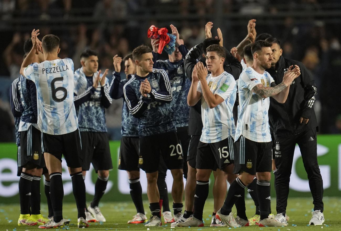 W杯本大会出場を決めて喜ぶメッシ（右から2人目）らアルゼンチンのメンバー（AP）