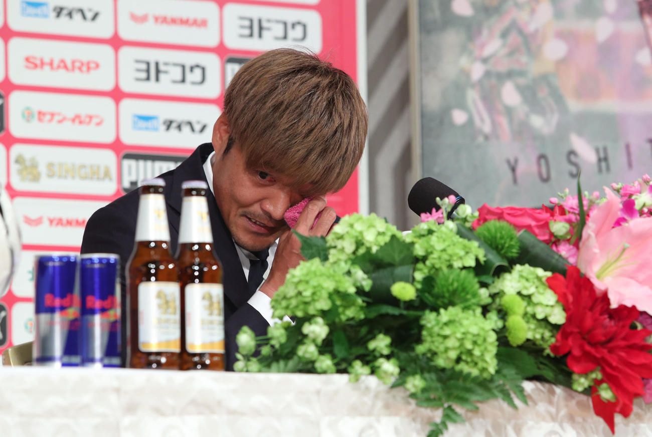引退会見で涙を拭うC大阪大久保嘉人（撮影・白石智彦）