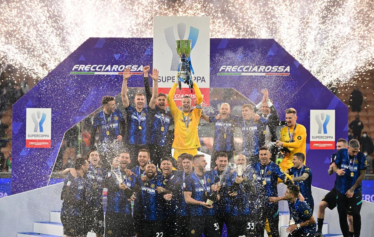 イタリア・スーパー杯　優勝したインテル選手ら（ロイター）