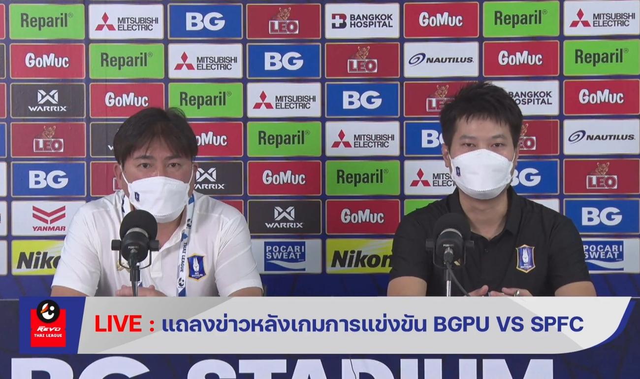 タイ1部BGパトゥム・ユナイテッドの新監督として初勝利を挙げた後、会見で語る手倉森誠氏（左）（2022年2月27日、タイ1部BGパトゥム・ユナイテッド公式Facebook）