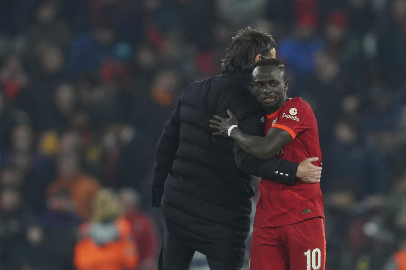 試合後、インテル・ミラノのヘッドコーチ、シモーネ・インザーギ氏（左）はリバプールのサディオ・マネを激励した（AP）