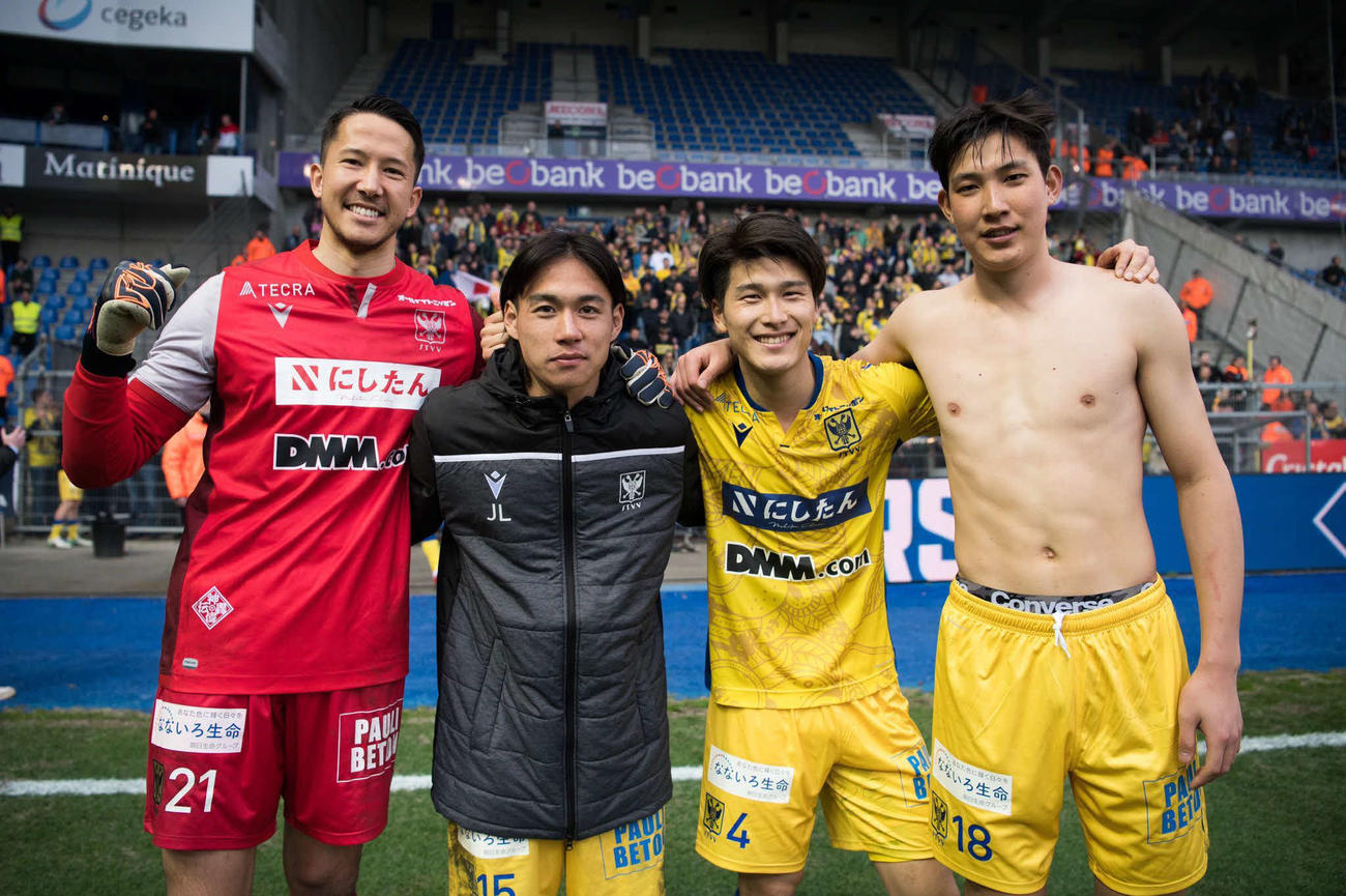 ゲンクとのダービー戦に勝利したシントトロイデンの（左から）シュミット、林、橋岡、原（C）STVV