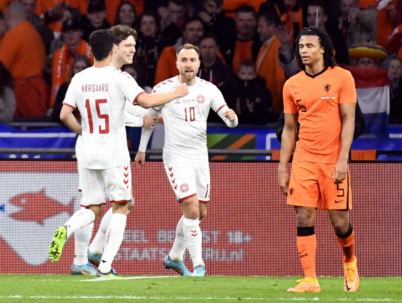 オランダとの親善試合で復帰弾を決めたデンマーク代表エリクセン（右から2人目）は仲間の祝福を受ける（ロイター）
