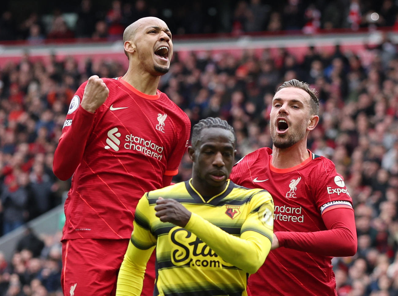 得点を決め喜ぶファビーニョ（左）（ロイター）