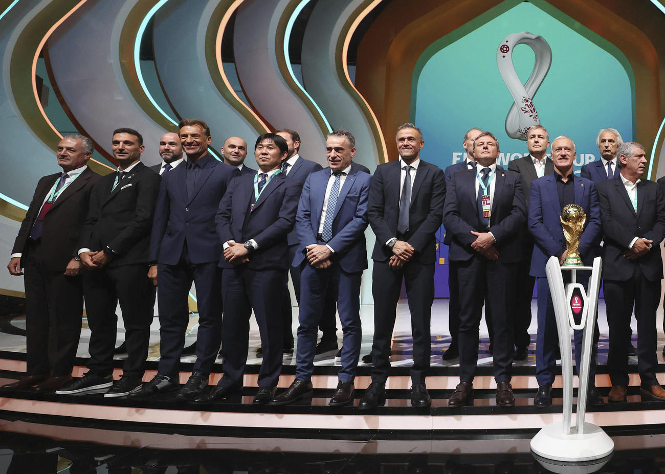 W杯カタール大会の組み合わせ抽選会を終え、写真に納まる森保監督（前列左から4人目）ら各国の監督（FIFA提供・ゲッティ＝共同）