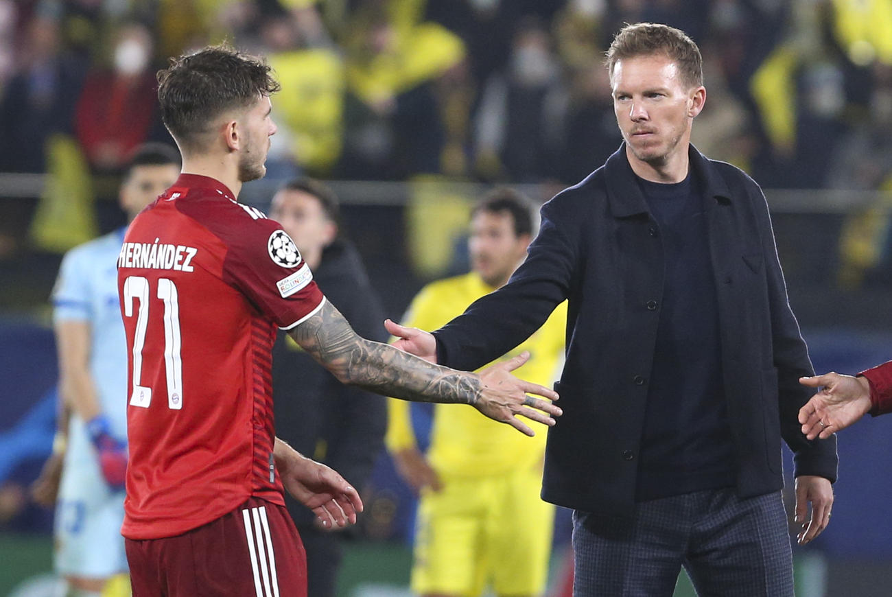 試合後、握手でねぎらい合うバイエルンのルーカス・エルナンデス（左）とユリアン・ナーゲルスマン監督と握手 （AP）