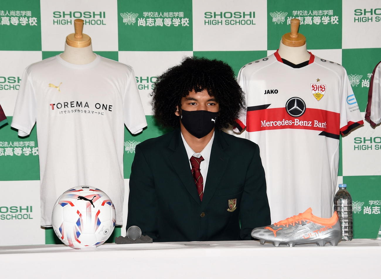 シュツットガルトへの入団内定会見に臨むDFチェイス・アンリ（撮影・山田愛斗）