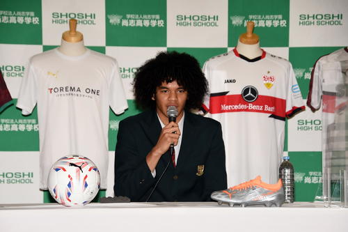 チェイス・アンリがシュツットガルト入団内定会見「正直に言って、自分でもびっくり」 - ブンデスリーガ : 日刊スポーツ