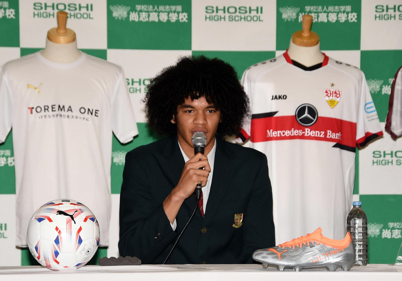 シュツットガルトへの入団内定会見に臨むアンリ（撮影・山田愛斗）