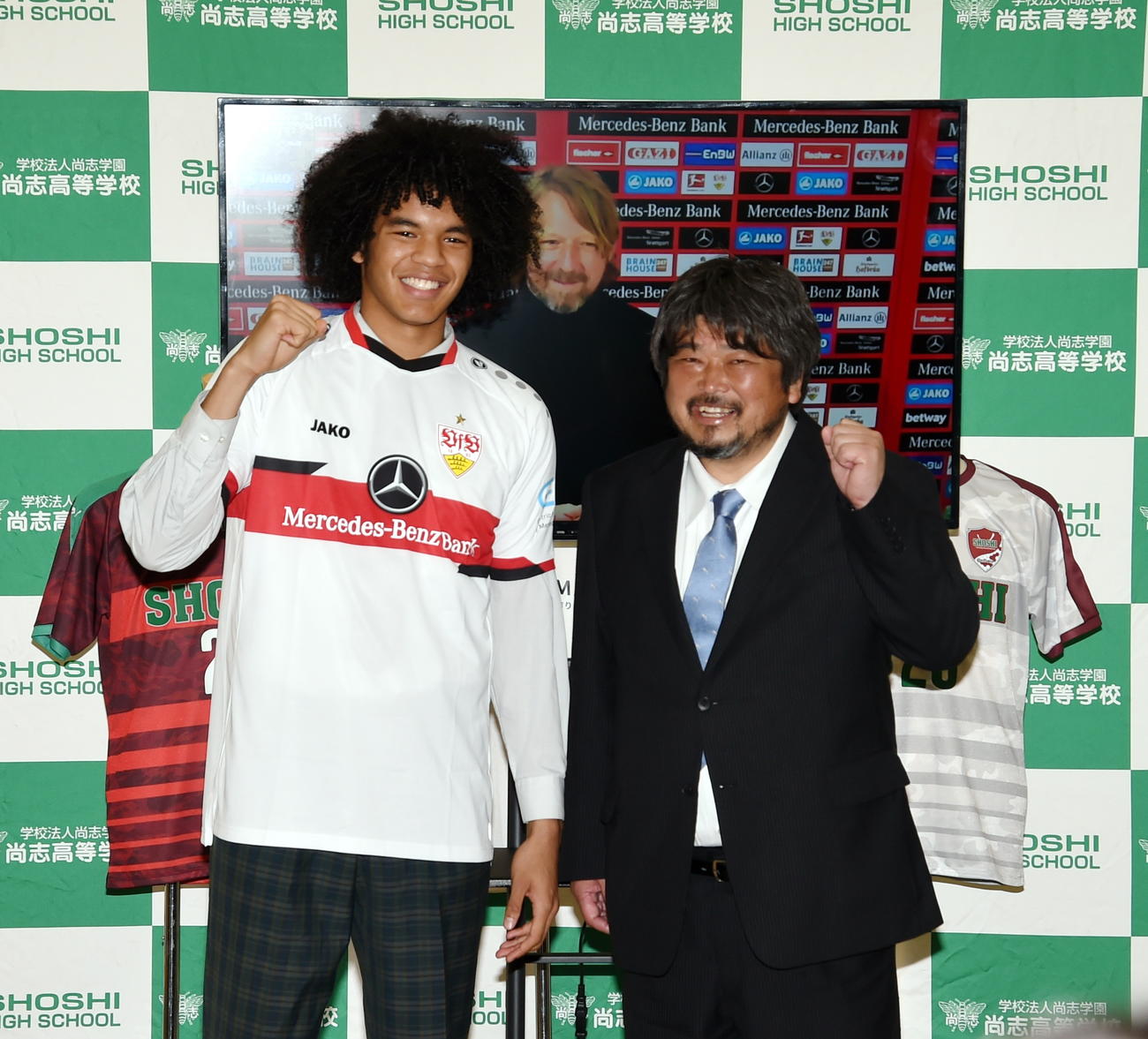 シュツットガルトへの入団が決まり笑顔で記念撮影に収まるDFチェイス・アンリ（左）と仲村監督（撮影・山田愛斗）