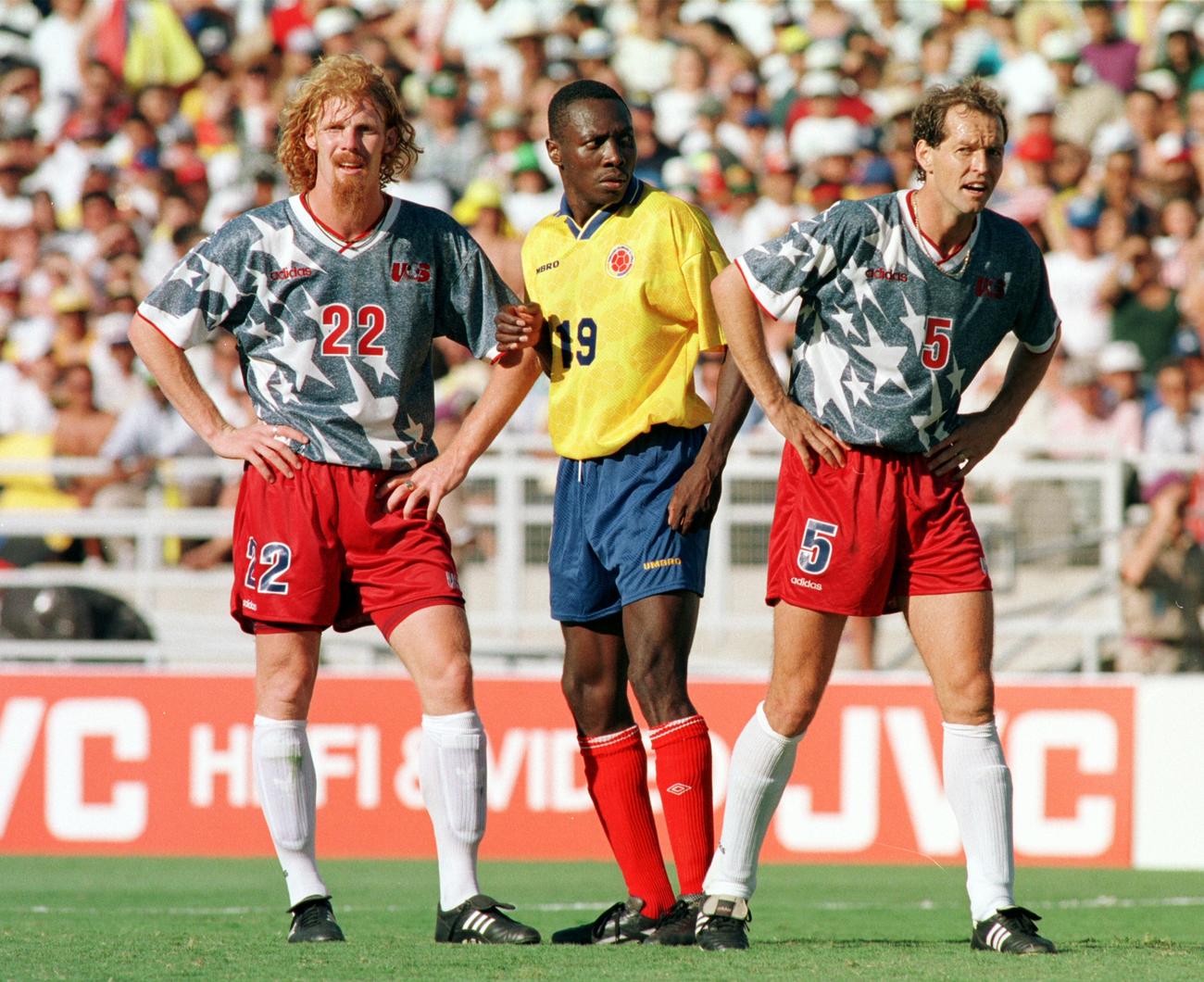 94年W杯米国大会　米国対コロンビア　険しい表情でピッチに立つ左から米国アレクシー・ララス、コロンビアのフレディー・リンコン、米国ドゥーリー　（1994年6月22日）